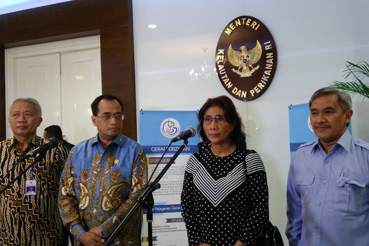 Konfrensi Pers Menteri Kelautan dan Perikanan (KKP) Susi Pudjiastuti bersama Menterian Perhubungan (Kemenhub) Budi Karya Sumadi di Jakarta, Kamis (27/7/2017).
