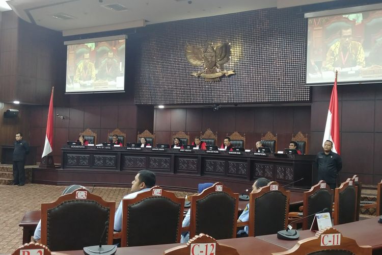 Suasana sidang uji materi UU Pemilu di Mahkamah Konstitusi, Jakarta, Selasa (14/11/2017). 