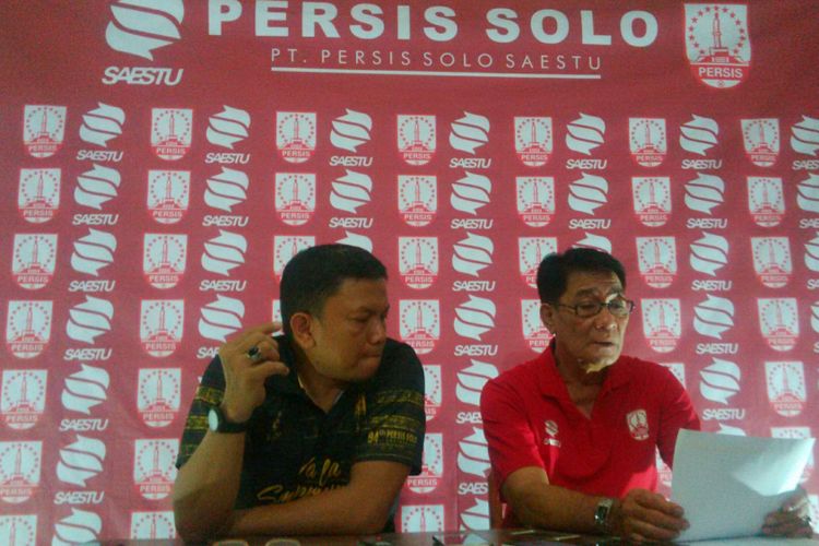 Sekjen Persis Solo, Dedy M Lawe (kiri), dan pelatih sekaligus Manajer Persis Solo, Freddy Muli, saat jumpa pers di Solo, Jawa Tengah, Senin (8/1/2018).