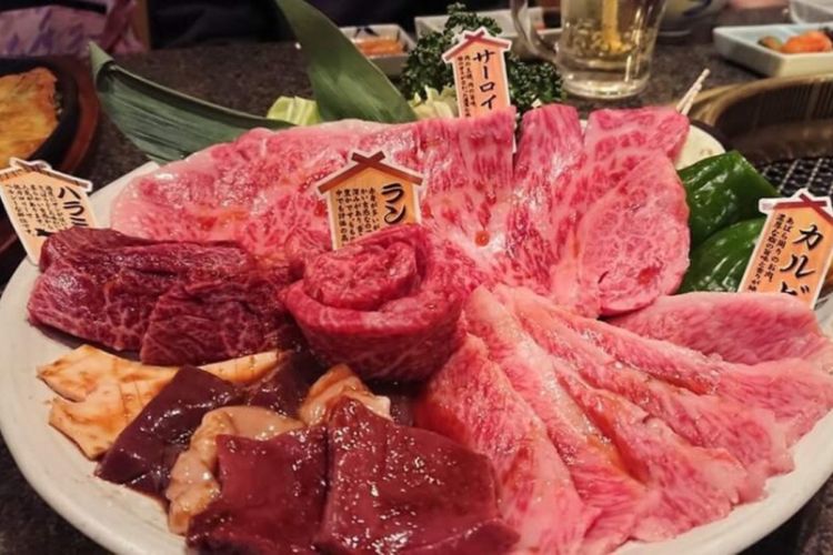 Dengan memesan paket course, Anda bisa mencoba daging sapi wagyu dari berbagai bagian