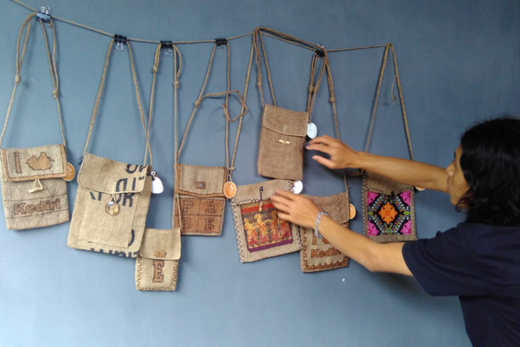 Aneka tas berbahan karung goni bekas buatan Atin Soelistyono warga Jalan Rinjani Kecamatan Pare, Kabupaten Kediri, Jawa Timur.