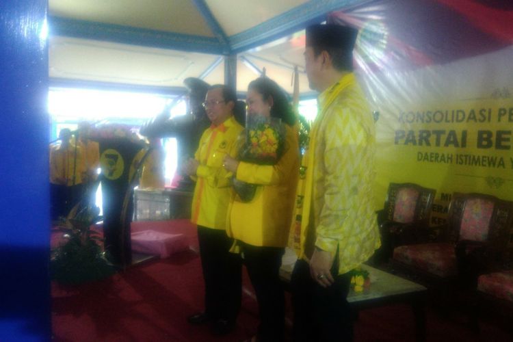 Titek Soeharto (tengah) diapit ketua umum Partai Berkarya Hutomo Mandala Putra dan  sekjen Partai Berkarya Priyo Budi Santoso 