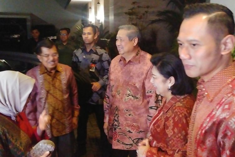 Wakil Presiden Jusuf Kalla menemui Ketua Umum Partai Demokrat Susilo Bambang Yudhoyono. Pertemuan berlangsung di kediaman SBY di Kuningan, Jakarta, Senin (25/6/2018) malam.