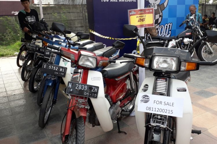 Deretan sepeda motor Honda Astrea dari berbagai model milik para anggota CDuck Astrea saat gelaran Otobursa Tumplek Blek 2018 di Kemayoran, Jakarta, Sabtu (21/7/2018).