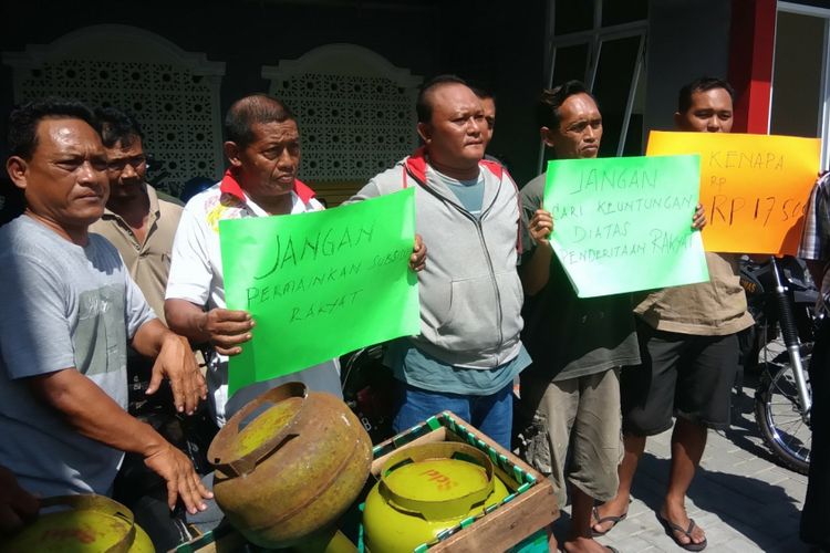 Belasan Warga Kecamatan Playen, Gunungkidul, Yogyakarta, Protes Kenaikan Harga Gas 3Kg yang melebihi HET Senin (23/7/2018)