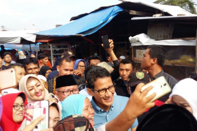 Para emak-emak ber-selfie dengan Sandiaga Uno yang berkunjung ke Pasar Cikpuan, Pekanbaru, Riau, Selasa (4/9/2018).