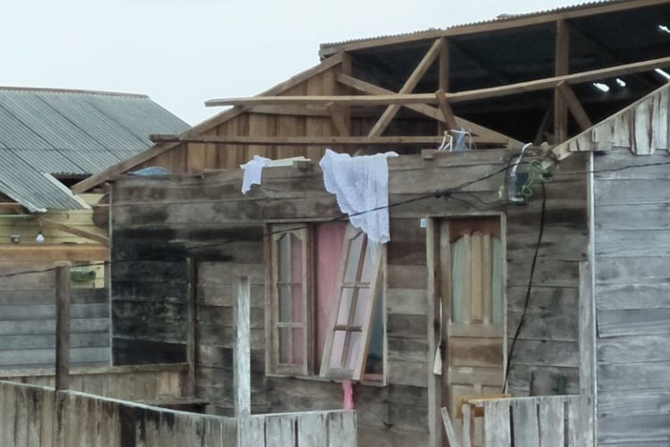 Salah satu rumah rusak di Desa Mensanak, Kabupaten Lingga, akibat hantaman puting beliung yang terjadi siang tadi