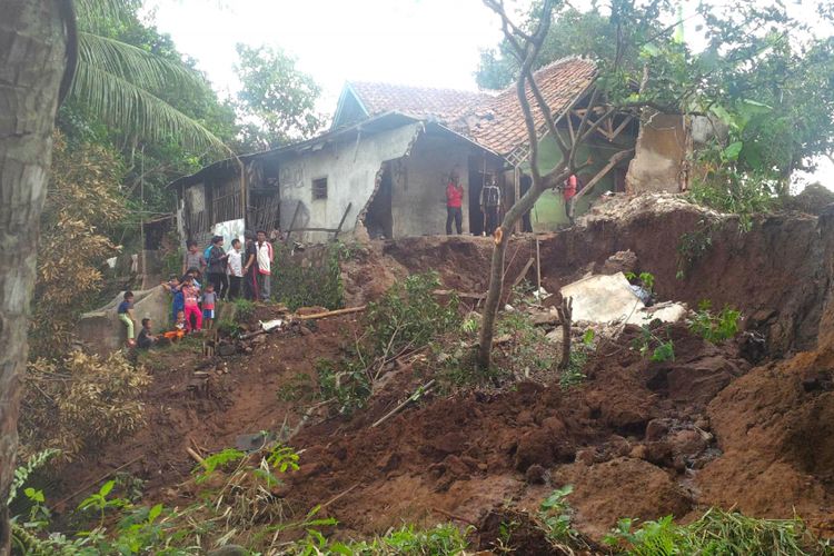 Sejumlah warga melihat lokasi bencana tanah longsor di Desa Cibatu, Kecamatan Cisaat, Kabupaten Sukabumi, Jawa Barat, Senin (5/11/2018).