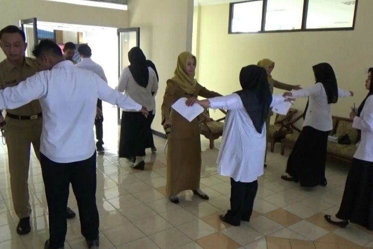 Panitia Seleksi Daerah Kabupaten Madiun menggeledah calon peserta tes CPNSD yang akan mengikuti ujian kompetensi dasar awal November 2018. 