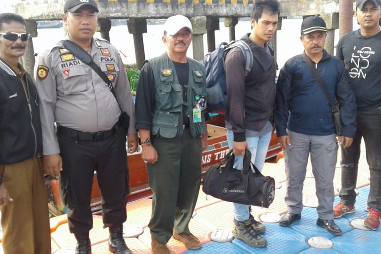 Petugas BBKSD Riau bersama tim menuju lokasi yang menjadi korban penikamam harimau sumatera untuk melakukan pengecekan di kawasan hutan Swaka Margasatwa (SM) Karamutan di Kabupaten Inhil Riau 