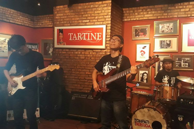 Tohpati Bertiga dengan enerjik membawakan lagu-lagu di Tartine Cafe, FX Sudirman, Jakarta Pusat, Senin (18/9/2017).