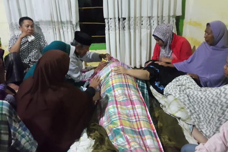 Sejumlah kerabat melayat ustaz yang meninggal dunia saat sedang ceramah shalat tarawih di Kabupaten Jeneponto, Sulawesi Selatan, Selasa (22/5/2018). 