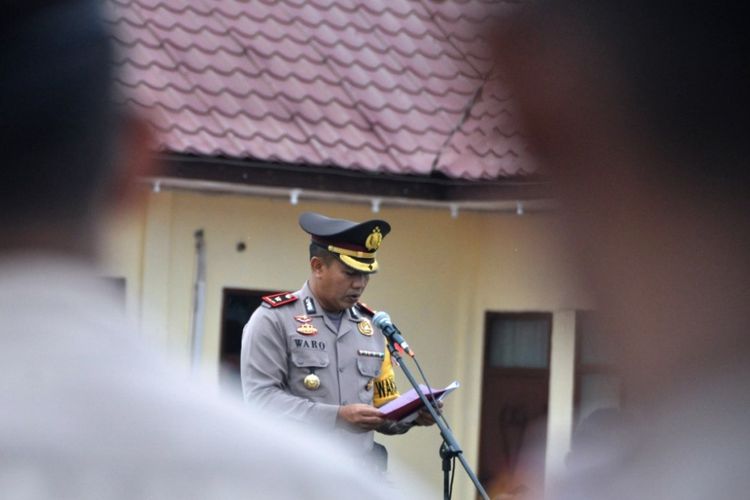 Wakapolres Aceh Timur Kompol Warosidi, saat memimpin upacara pemberhentian tiga personel polisi di halaman Mapolres Aceh Timur, Rabu (10/10/2018)
