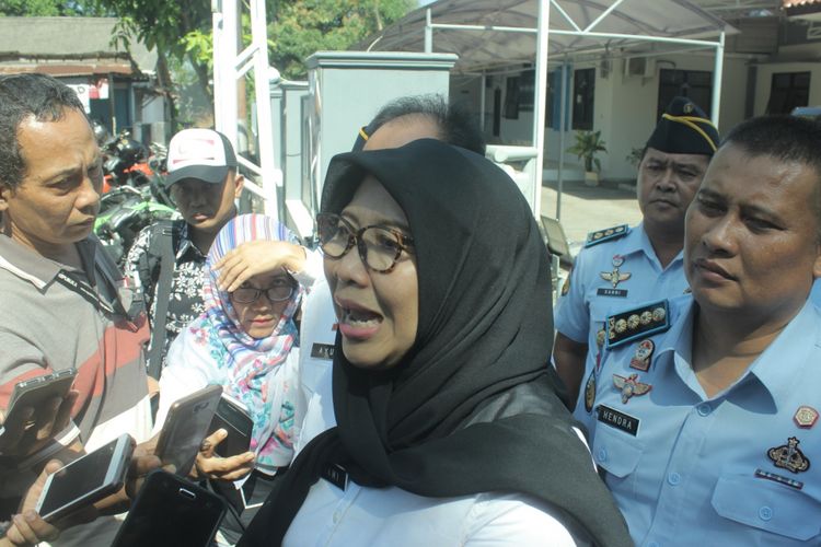 Direktur Jenderal Pemasyarakatan Kementerian Hukum dan HAM, Sri Puguh Utami saat ditemui di Dermaga Wijayapura, Cilacap usai meninjau kesiapan Lapas di Nusakambangan, Sabtu (12/5/2018).