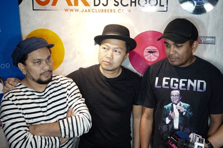 Tompi, Sandhy Sondoro dan Glenn Fredly (dari kiri ke kanan), yang tergabung dalam Trio Lestari, diwawancara di sela sesi latihan musik di G Studio, Pondok Indah, Jakarta Selatan, Selasa (31/7/2018).