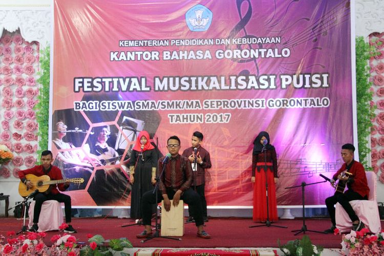 Penampilan peserta festival musikalisasi puisi yang dilalsanakan Kantor Bahasa Gorontalo. Keindahan bunyi dan kata-kata menjadi daya tariknya.