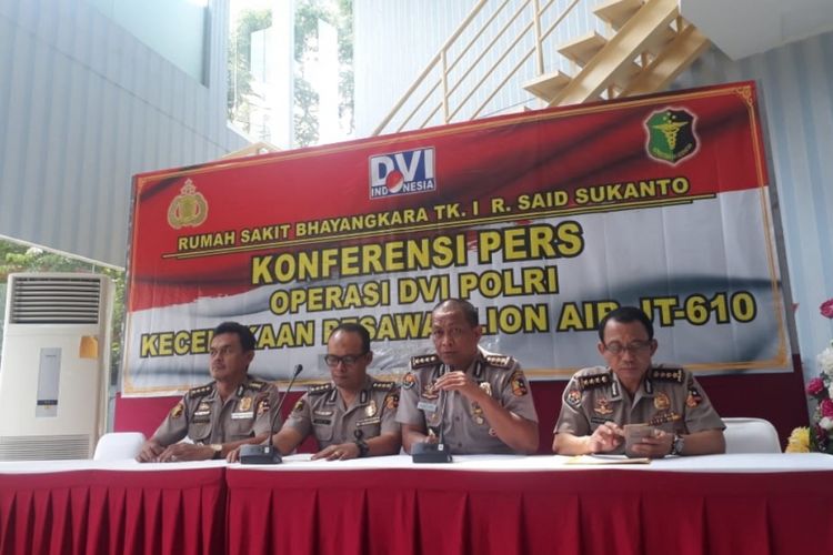 Konferensi pers operasi DVI Polri kecelakaan pesawat Lion Air PK-LQP di RS Polri Kramat Jati, Jakarta Timur, Senin (5/11/2018).