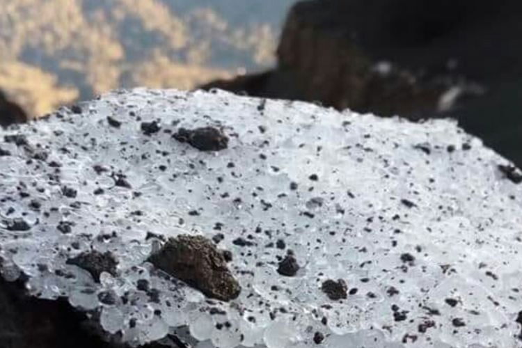 Salju yang ditemukan di jalur pendakian menuju Puncak Gunung Semeru atau Puncak Mahameru pada Rabu (11/4/2018). Foto tersebut merupakan foto dokumen Balai Besar Taman Nasional Bromo Tengger Semeru yang didapat dari para pendaki.