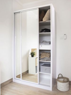 Cermin pada pintu lemari ini bisa membantu memberikan kesan ruangan yang lebih luas. 
