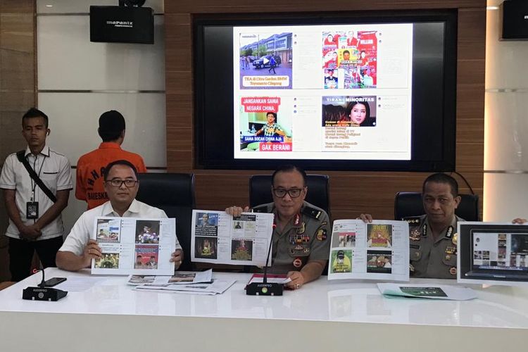 Kasubdit I Tindak Pidana Siber Bareskrim Polri Kombes (Pol) Dani Kustoni (duduk, paling kiri) di Gedung Humas Mabes Polri, Jakarta Selatan, Senin (1/7/2019).