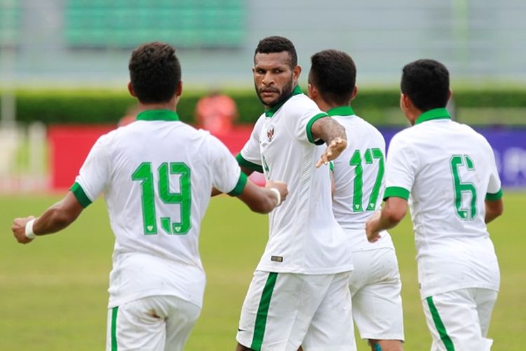 Selebrasi penyerang tim nasional Indonesia, Marinus Mariyanto, mencetak gol dalam pertandingan kedua Kualifikasi Piala Asia U-23 2018 melawan Mongolia, Jumat (21/7/2017). 