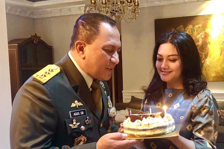 Bella Saphira saat merayakan ulang tahun suaminya, Letjen TNI Agus Surya Bakti.