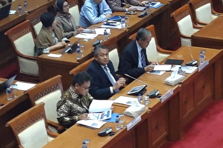 Deputi Gubernur Senior Mirza Adityaswara, Gubernur Bank Indonesia Perry Warjiyo, dan Deputi Gubernur Bank Indonesia Doddy Budi Waluyo ketika rapat kerja dengan Komisi XI DPR RI, Rabu (5/9/2018).