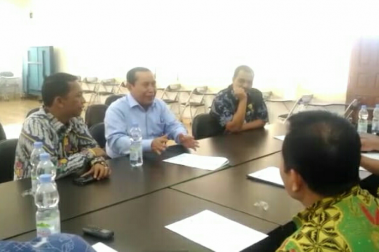Bupati Rokan Hulu, Sukiman, saat dimintai keterangan oleh komisioner Bawaslu Riau terkait deklarasi dukungan kepada capres Jokowi, Jumat (19/10/2018).