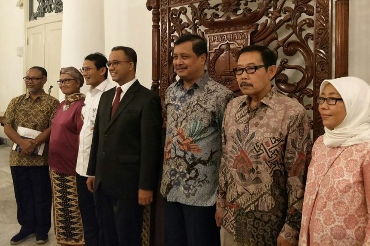 Gubernur DKI Jakarta Anies Baswedan dan Wakil Gubernur Sandiaga Uno bersama lima anggota TGUPP bidang pencegahan korupsj bernama Komite Pencegahan Korupsi di Balai Kota, Rabu (3/1/2018).  Komite ini diketuai oleh Bambang Widjojanto. 