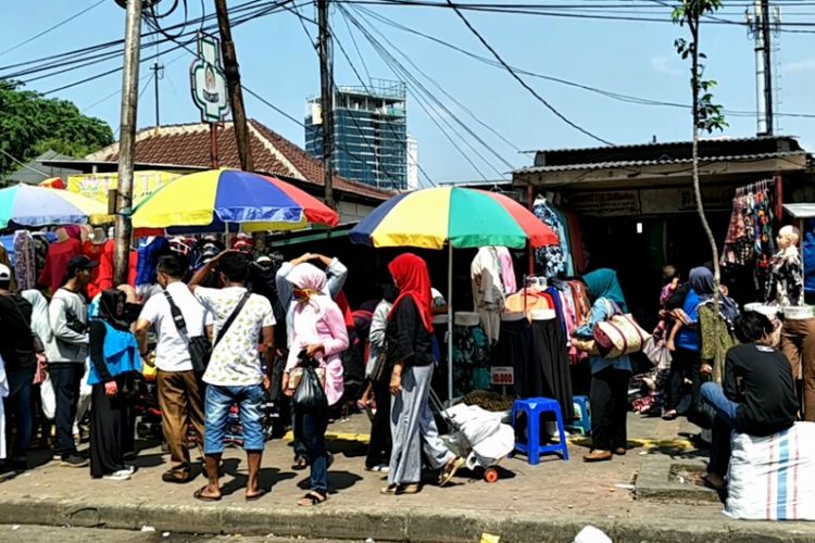 Pedagang kaki lima (PKL) mengokupasi jalur pedestrian di Pasar Tanah Abang, Jakarta Pusat, Senin (30/10/2017).