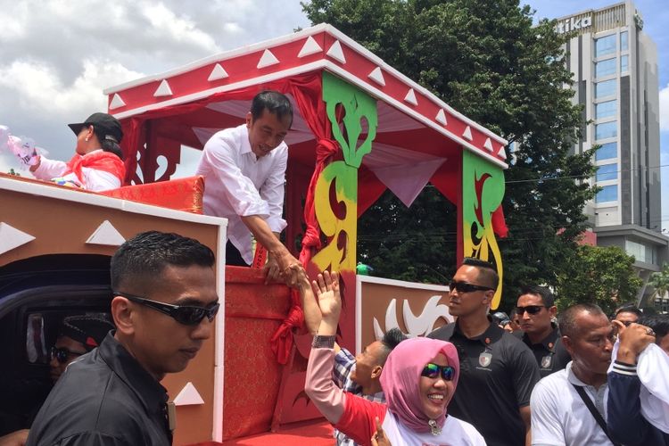 Calon Presiden nomor urut 01 Joko Widodo saat menaiki perahu hias ketika menghadiri kampanye di Palembang, Sumatera Selatan, Selasa (2/4/2019).