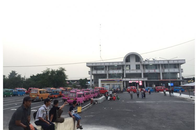 Terminal Sementara, depan Stasiun Depok Baru, Jalan Arif Rahman, Depok, Selasa (31/7/2018). 