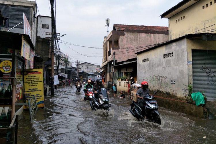 Banjir melanda Jalan Pasar Buncit,  Kemang Utara IX,  Jakarta Selatan, Senin (11/12/2018)