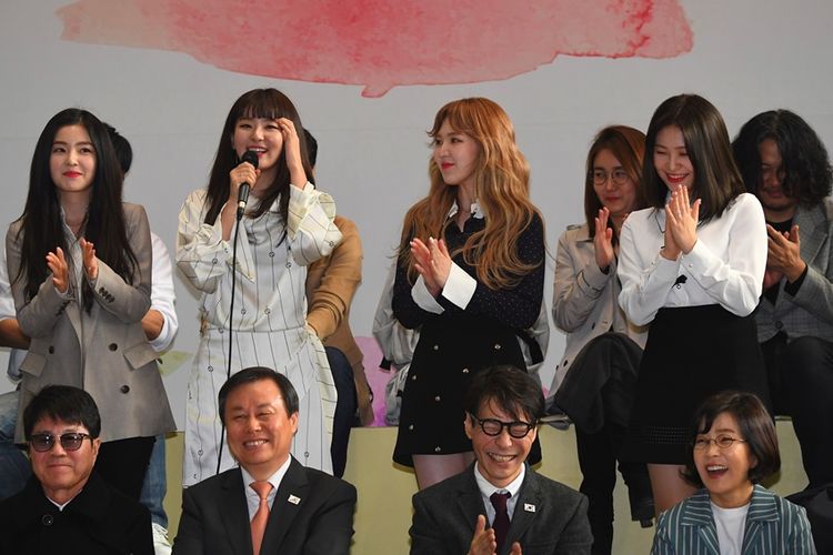 Grup penyanyi Red Velvet bersama rombongan delegasi seni Korea Selatan sebelum berangkat menuju Pyongyang, Sabtu (31/3/2018).
