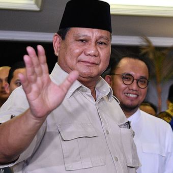 Calon Presiden dan Wakil Presiden nomor urut 02 Prabowo Subianto (kiri) dan Sandiaga Uno (kanan) bersiap meninggalkan lokasi konferensi pers seusai memberikan keterangan terkait putusan MK tentang perselisihan hasil pemilihan umum (PHPU) Pilpres 2019 di kediaman Prabowo, Jakarta Selatan, Kamis (27/6/2019). Prabowo-Sandi menyatakan menghormati dan menerima putusan MK yang menolak gugatannya.