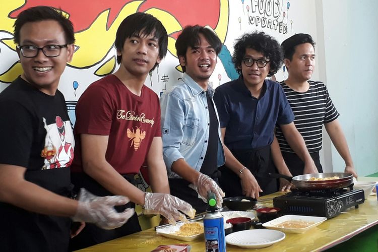 DMASIV sedang memasak Chicken Katsu Mozarella untuk penggemar mereka di Food Update, Petukangan Utara, Pesanggrahan, Jakarta Selatan, Rabu (12/7/2017).