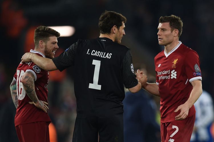 Alberto Moreno, Iker Casillas, dan James Milner tampak berbincang seusai laga Liverpool vs FC Porto pada babak 16 besar Liga Champions di Stadion Anfield, Selasa (6/3/2018).
