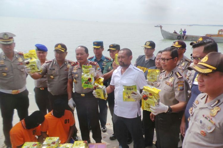 Kapolda Kepri Irjen Didid Widjanardi menunjukkan barang bukti 19,7 kg sabu dan tersangka saat menggelar press release di pantai Tanjung Ambat, Kecamatan Buru, Karimun Kepulauan Riau (Kepri), Jumat (2/3/2018).