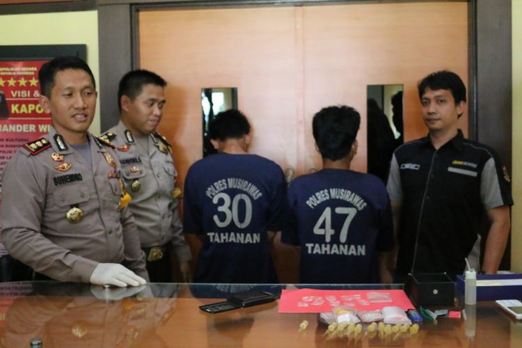 Kapolres Musirawas AKBP Suhendro saat melakukan gelar perkara usai menangkap dua yang diduga bandar narkoba Bastian (45) dan RD (22). Dari penangkapan tersebut, Aiptu Zulpin Pakpahan tertembak senjata sendiri, lantaran terpleset dijalan yang licin, Jumat (28/12/2018).