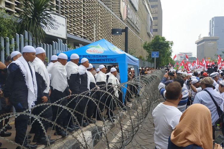 Barisan brimob berserban di Bawaslu berhadapan dengan massa aksi pada Jumat (10/5/2019).