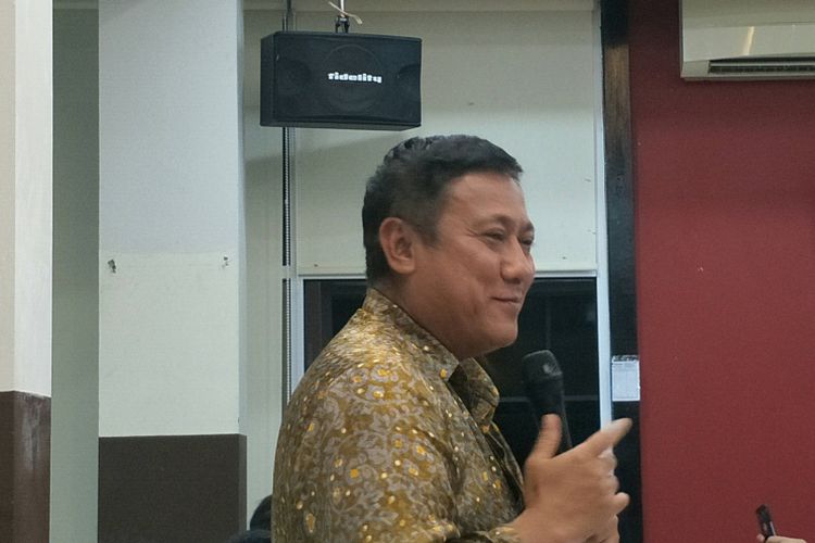 Kepala Kantor Perwakilan (KPw) BI Provinsi Sumatra Barat, Endy Dwi Tjahjono saat diskusi dengan media di Padang, Jumat malam (23/2/2018).