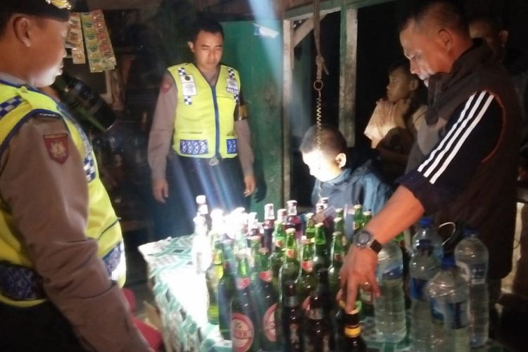 Satuan Sabhara Polres Grobogan mengangkut sejumlah botol miras berbagai jenis di sebuah warung miras di Kecamatan Toroh, Grobogan, Sabtu (28/4/2018) malam.?