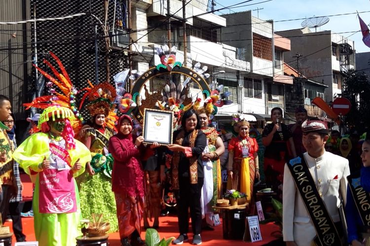 Wali Kota Surabaya Tri Rismaharini menerima penghargaan berupa rekor MURI setelah dalam Festival Rujak Uleg 2019 mampu membuat cobek raksasa dan menghadirkan ribuan peserta pada Minggu (17/3/2019).