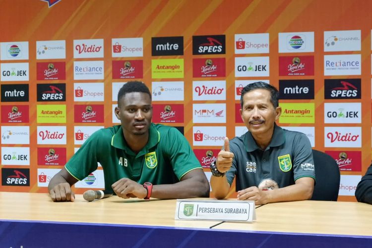 Pelatih Persebaya Surabaya, Djadjang Nurdjaman (kanan), menghadiri konferensi pers bersama pemainnya, Amido Balde, usai menghadapi Persib Bandung pada lanjutan Liga 1 2019, di Stadion Gelora Bung Tomo, Surabaya, Jawa Timur, Jumat (5/7/2019).