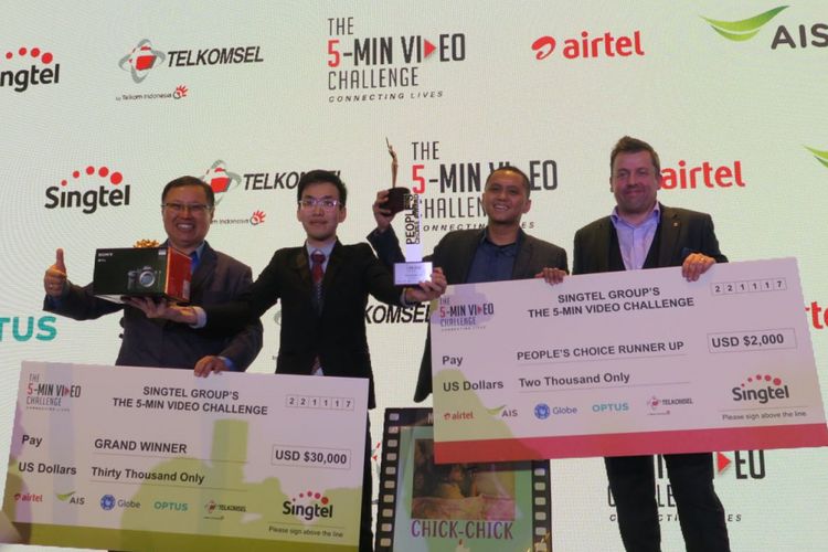 (ki-ka) CEO International Singtel, Arthur Lang; Pembuat film Chick-Chick yang menang 5-Min Video Challenge; Direktur Marketing Telkomsel, Alistair Johnston.