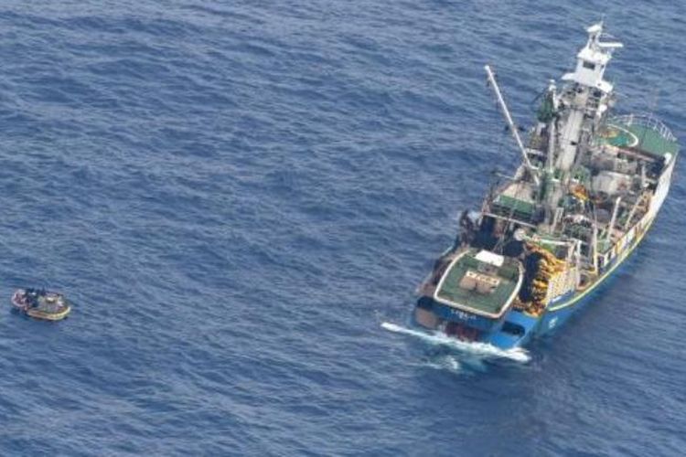 Kapal nelayan menyelamatkan perahu yang mengangkut tujuh penumpang selamat kapal feri MV Butiraoi yang hilang di perairan Pasifik di Kiribati.