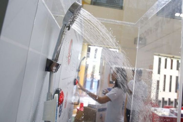 Smart Shower dilengkapi dengan layar informasi penggunaan air secara real-time.