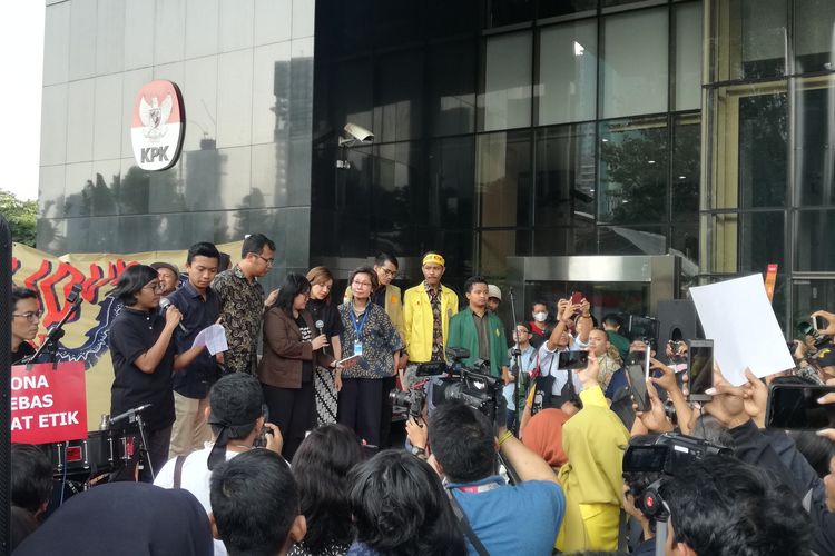 Koalisi Masyarakat Sipil Kawal Capim KPK pada acara Aksi Solidaritas Selamatkan KPK di Gedung Merah Putih KPK, Jakarta, Jumat (30/8/2019).