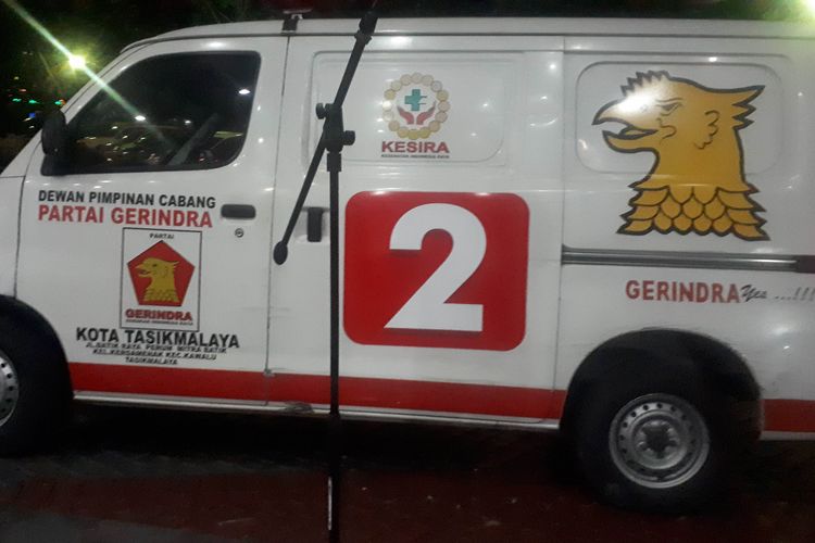 Mobil ambulans berlogo Partai Gerindra terparkir di halaman depan gedung unit reserse mobil (Resmob) Polda Metro Jaya. 