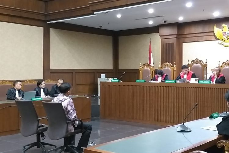 Direktur Utama PT Grand Kartech Kenneth Sutardja divonis 1 tahun 9 bulan penjara dan denda Rp 100 juta subsider 3 bulan kurungan oleh majelis hakim pada Pengadilan Tindak Pidana Korupsi, Jakarta, Kamis (15/8/2019).